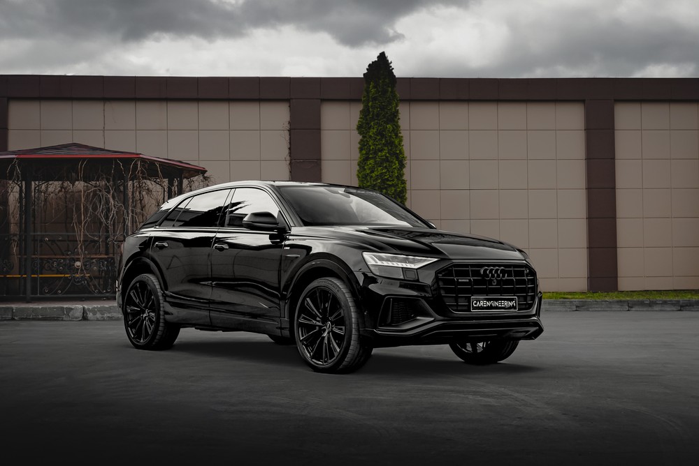 Автомобиль Audi Q8