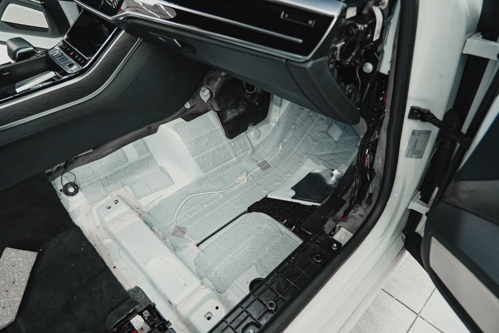Процесс шумоизоляции салона автомобиля Audi A8 D5 