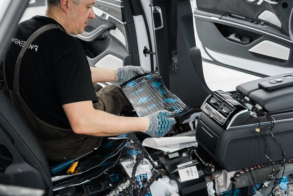 Процесс шумоизоляции салона автомобиля Audi A8 D5 в CarEngineering